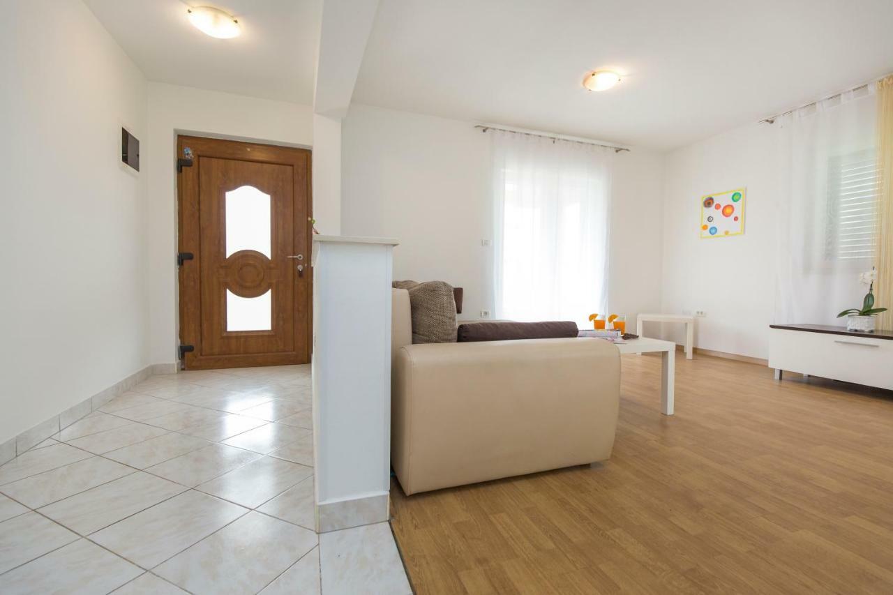 Basanni Apartment ลาบิน ภายนอก รูปภาพ